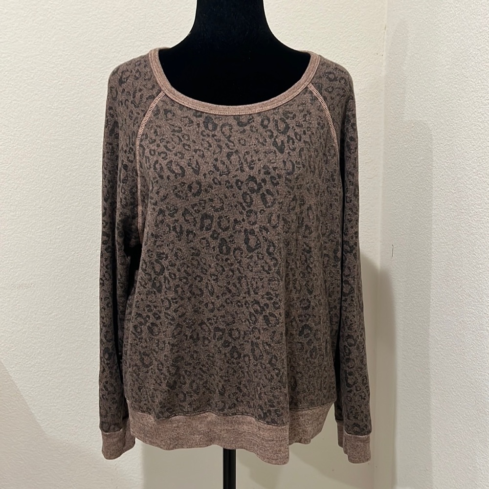 Sundry leopard women’s long sleeve sweatshirt size 3 (8-10)